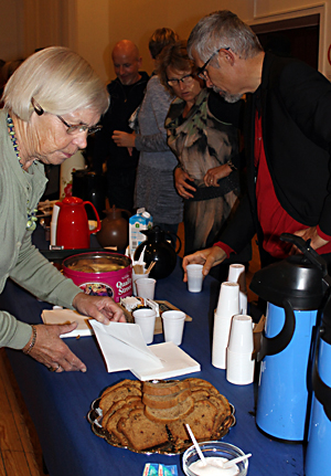 Kage og kaffesalg ved Mandhatten.dks 25 rs Jubilumskoncert